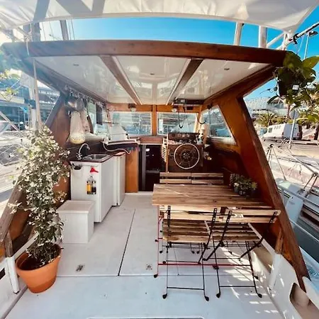 Vintage Classic 70s Boat!