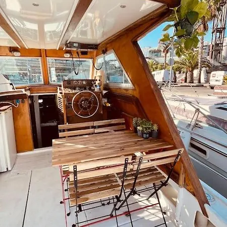 Hotel en barco Vintage Classic 70s Boat! Sant Adrià de Besòs